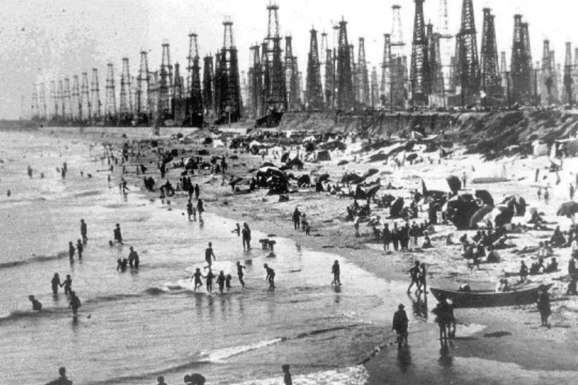 Huntington Beach during the oil boom in California, 1928.png