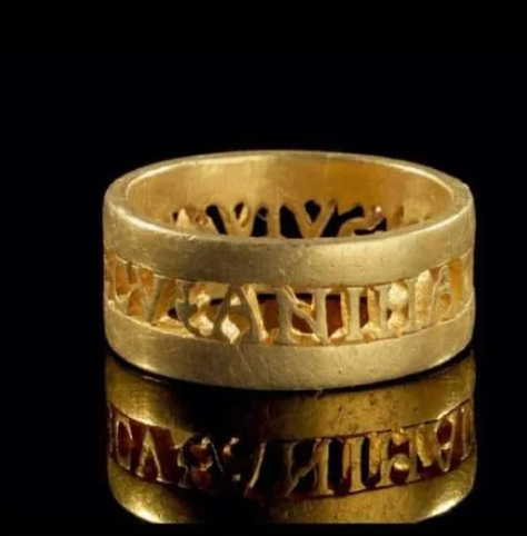 Roman ring with the inscription 'ANIMA DVLCIS VIVAS MECV'. It means 'May you live with me sweet soul'. From late the Roman era, 4th century AD.png