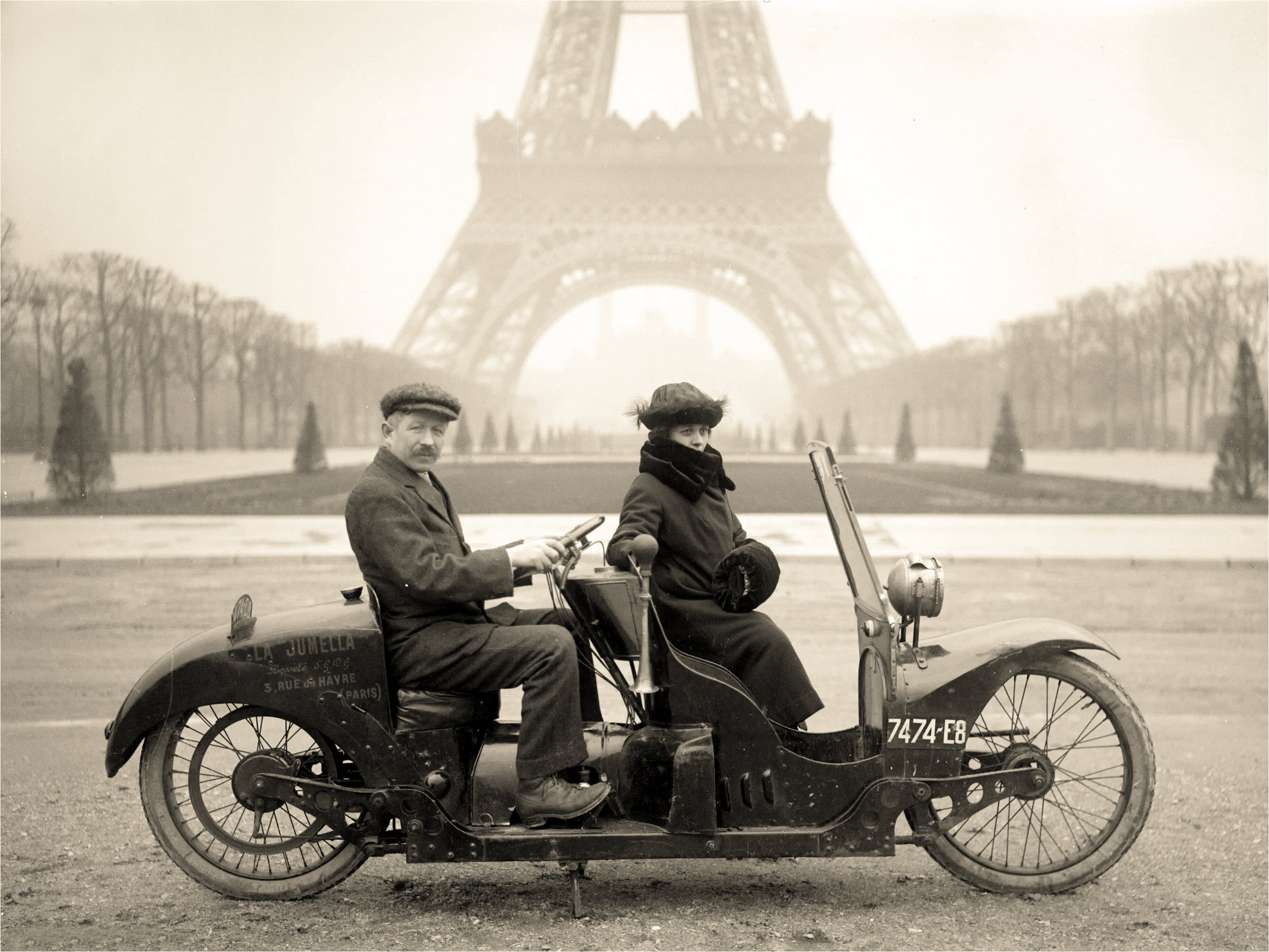 Two-seater motorcycle, Paris, 1922.jpg