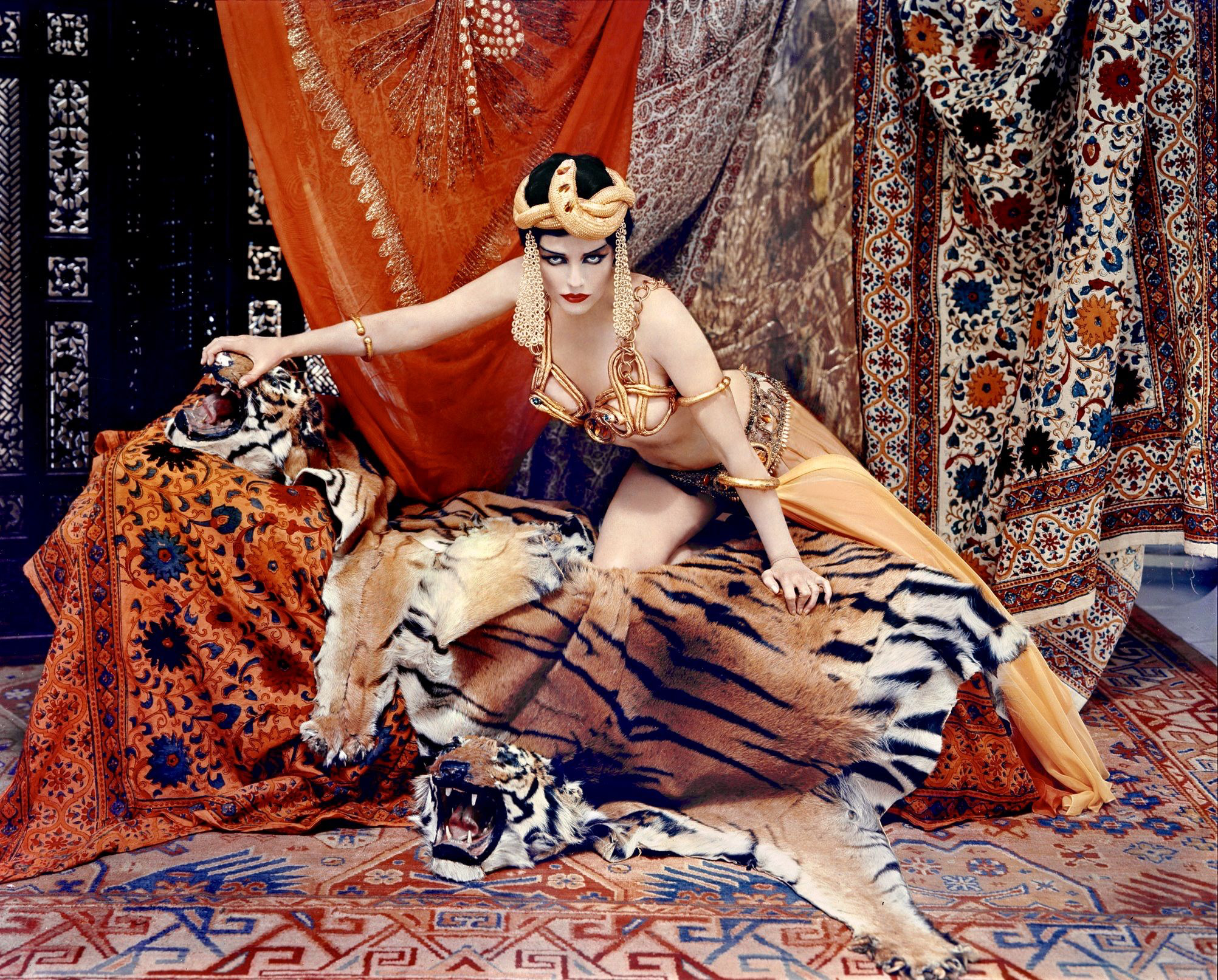 Unrecognizable Marilyn Monroe poses as silent film star Theda Bara for Life Magazine in 1958.jpg