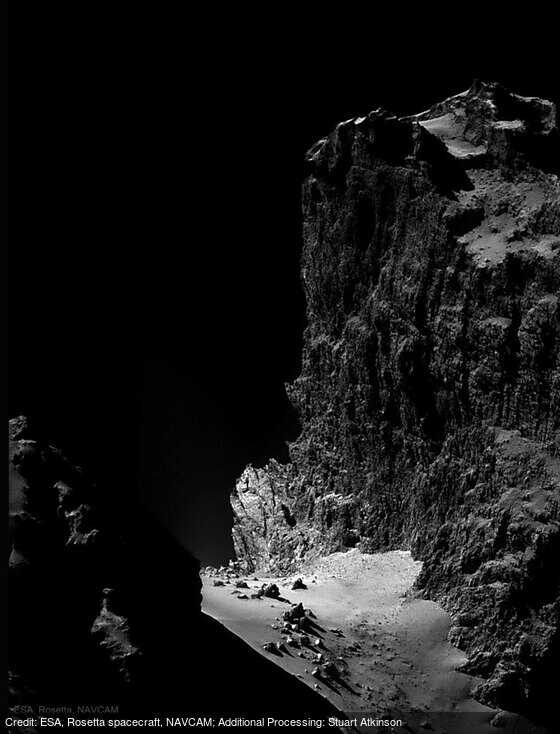 A high cliff (part of the dark nucleus) of Comet Churyumov-Gerssimenko.jpg