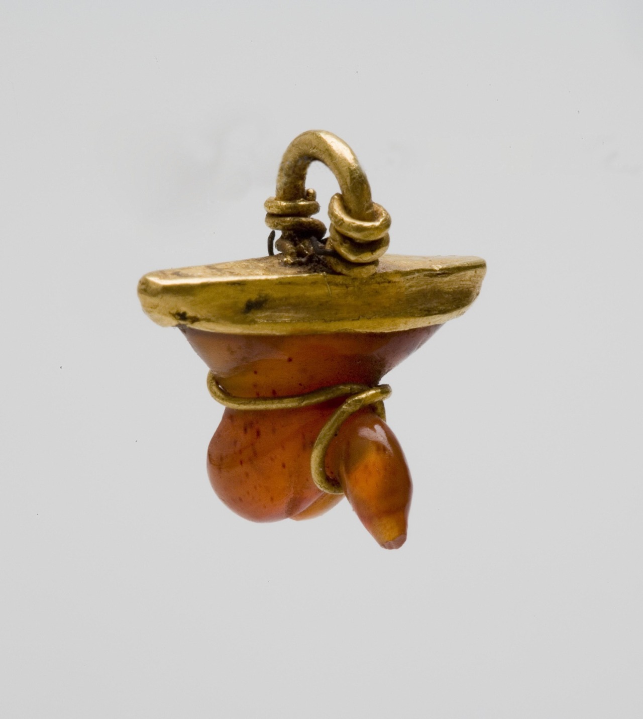 Bosporan Kingdom Gold amulet with carnelian phallus, 3rd century BC. Hermitage Museum, St. Petersburg, Russia.jpg