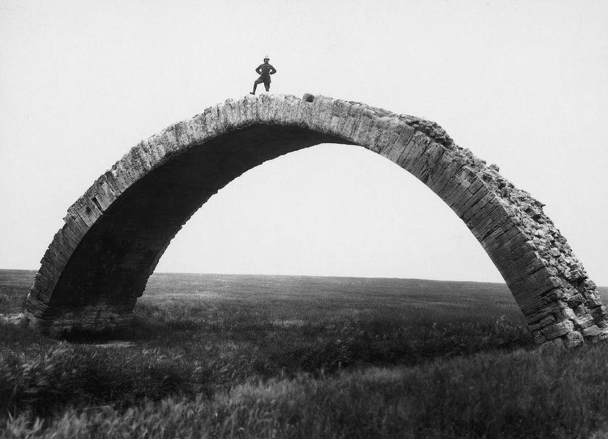An old photo taken by Max van Oppenheim of an ancient Roman bridge that spans the Wadi al Murr near Mosul, Iraq, in the 1920s.jpg