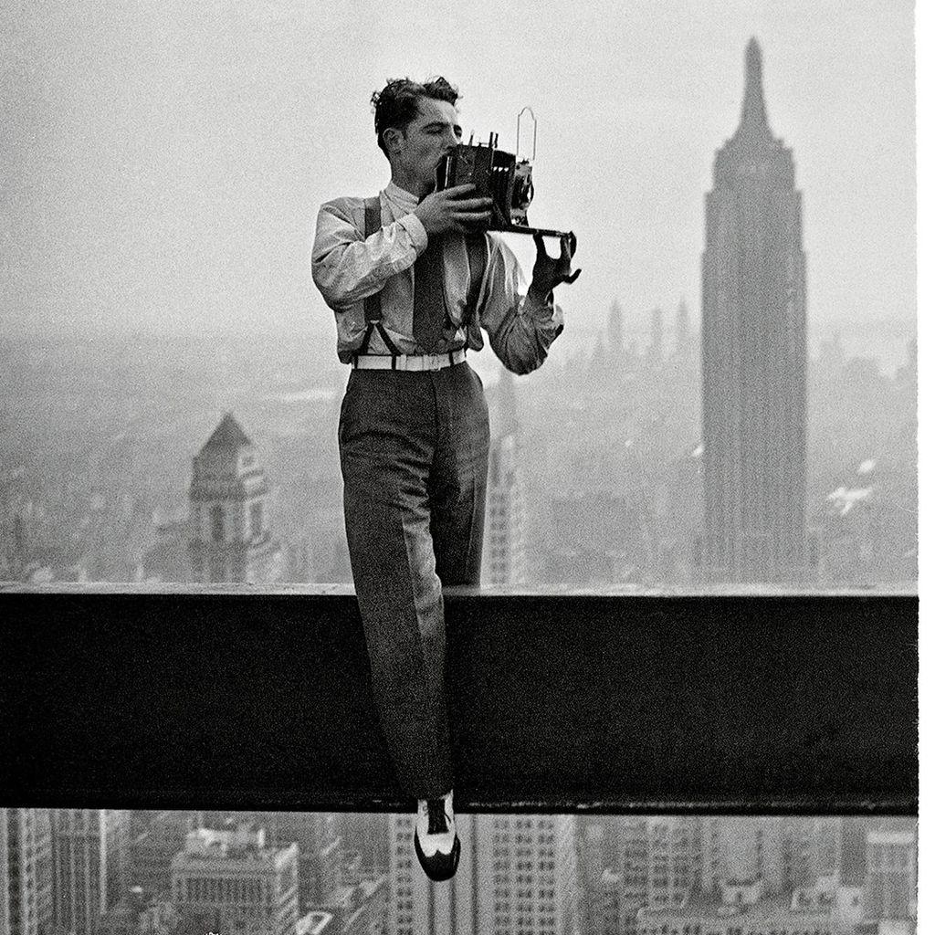 Charles Ebbets taking the photo of the construction workers having lunch on the unfinished Empire State Building. 9-20-1932.jpg