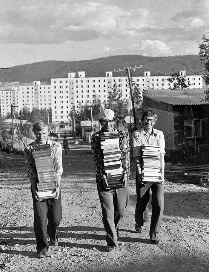 Young builders of BAM are moving to a new apartment. Tynda, Amur region, 1978.jpg