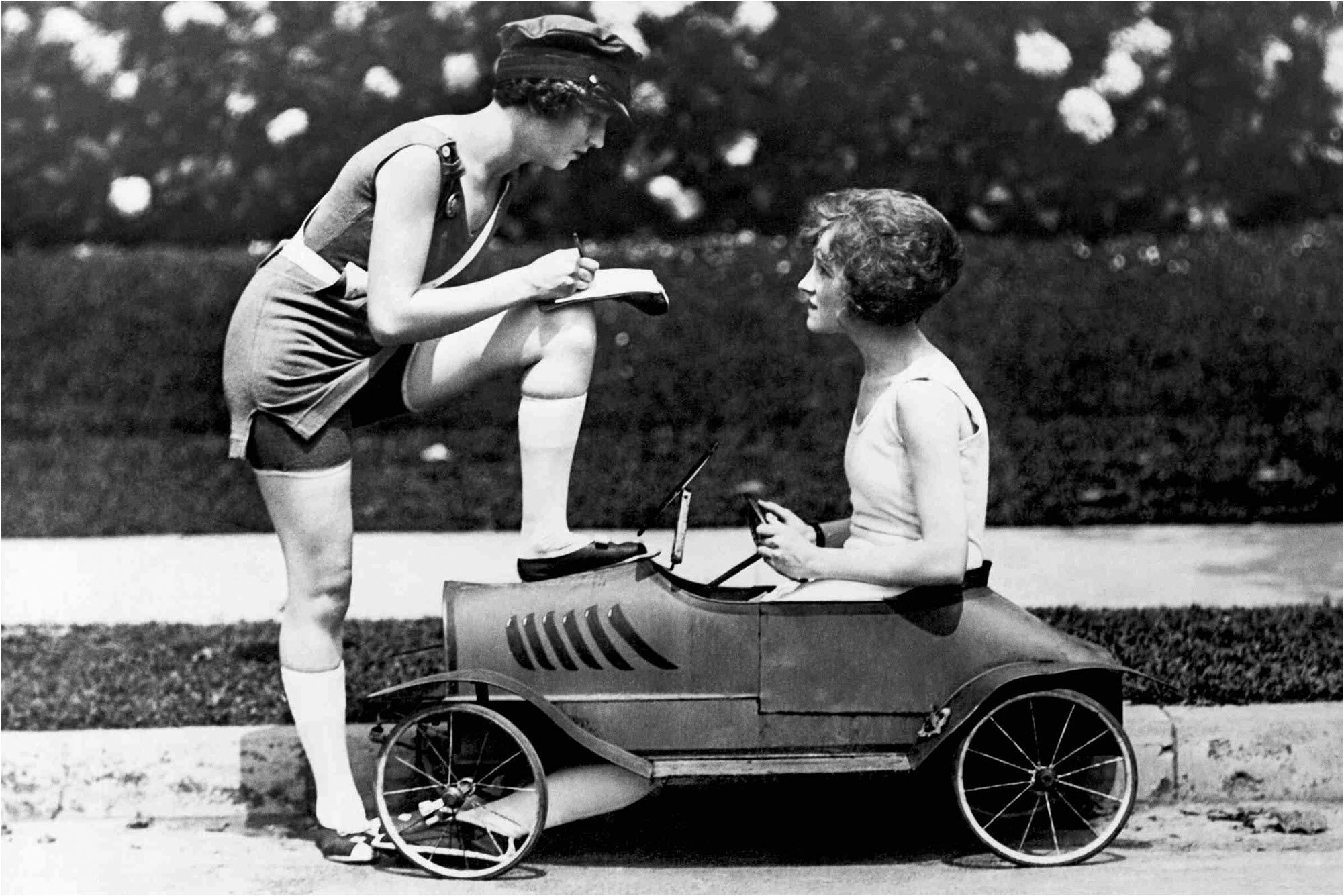 Miss America contestants discussing a traffic ticket in 1923.jpg