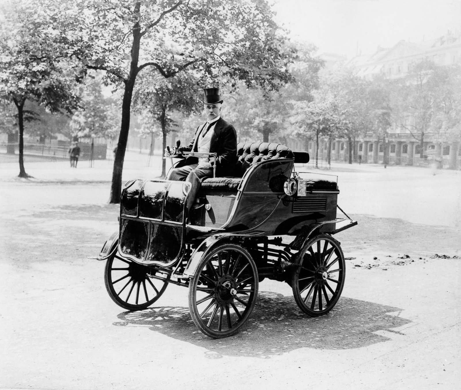 Roger Wallace in an electric car in 1899.jpg