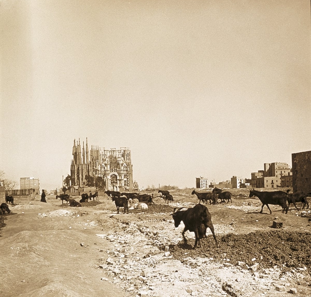 Barcelona 1906 and the Sagrada Familia.jpg