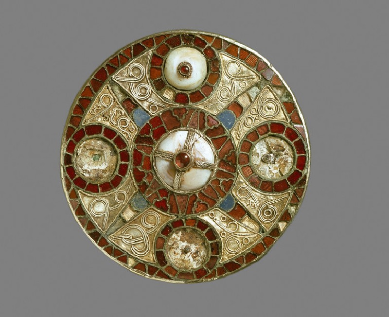 Anglo-Saxon 7th century gold brooch, decorated with garnet and shell, England, Ashmolean Museum.jpg