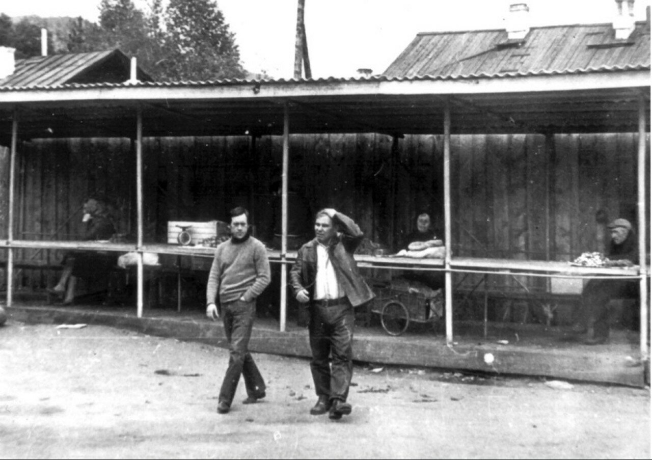 В. Высоцкий и В. И. Туманов (председатель артели «Лена») на овощном рынке в Бодайбо. Фото С.Г. Зимина, 14-06-1976.jpg