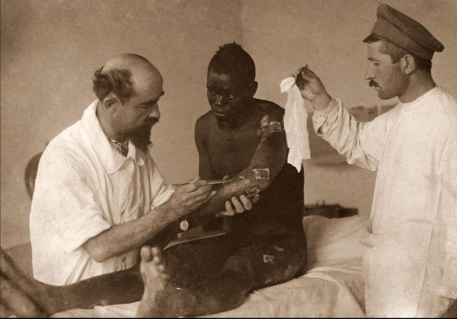 Български лекари лекуват френски военнопленник.jpg