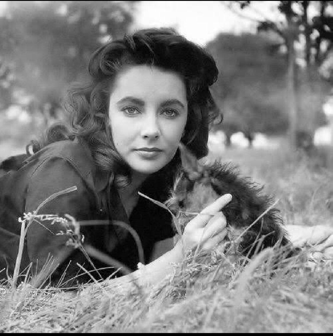 A young Elizabeth Taylor taken by Peter Basch on the set of ‘Giant’ in 1955.jpg