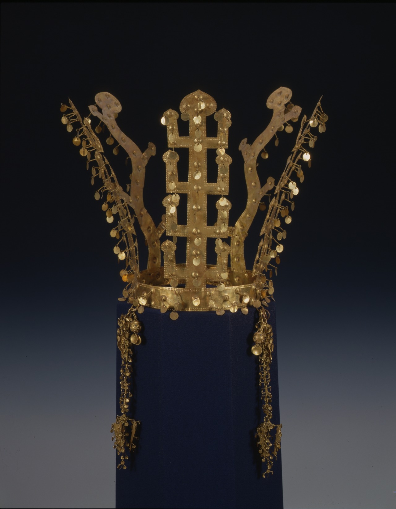 Korean gold crown from the Geumnyeongchong Tomb, Silla Kingdom 5th-7th century. The National Museum of Korea.jpg