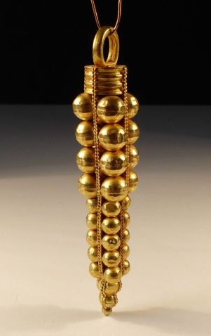 Roman gold pendant in the form of graduated spheres representing grapes. Dated back to II century CE.jpg