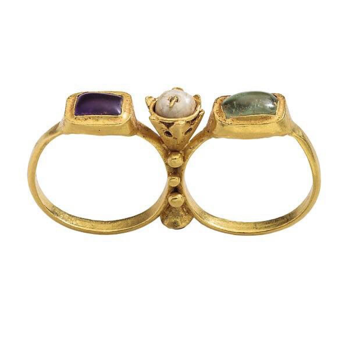 Byzantine Two-Finger Ring, early 6th century, Gold, amethyst, emerald, pearl. Griffin Collection© The Metropolitan Museum of Art.jpg