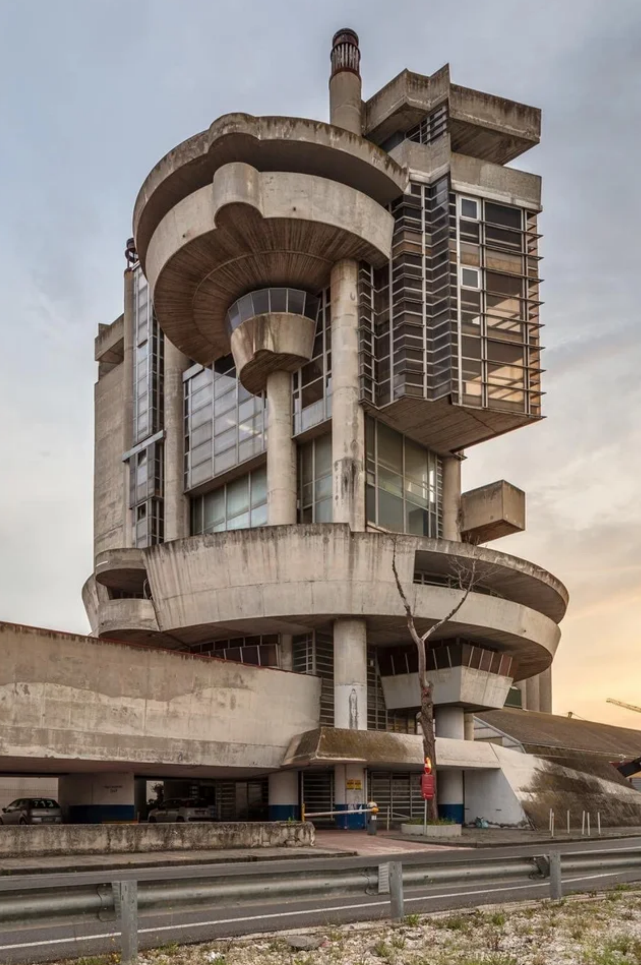 This building from the 70s in Napoli (Italy).png