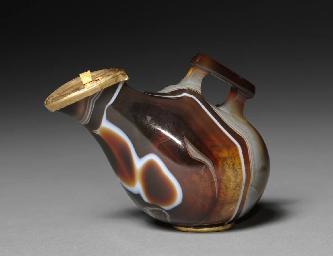 An ancient Greek Askos, carved from solid agate, with gold mountings. Ptolemaic Dynasty, 1st - 2nd Century BC Cleveland Art Museum.jpg