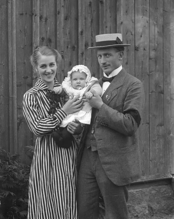 A dapper young couple and their daughter in Svinhult, Sweden in 1919.jpg