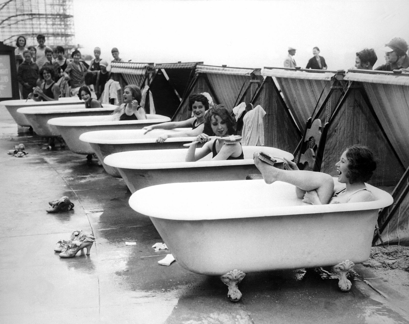 bathing beauties contest in 1929.jpg