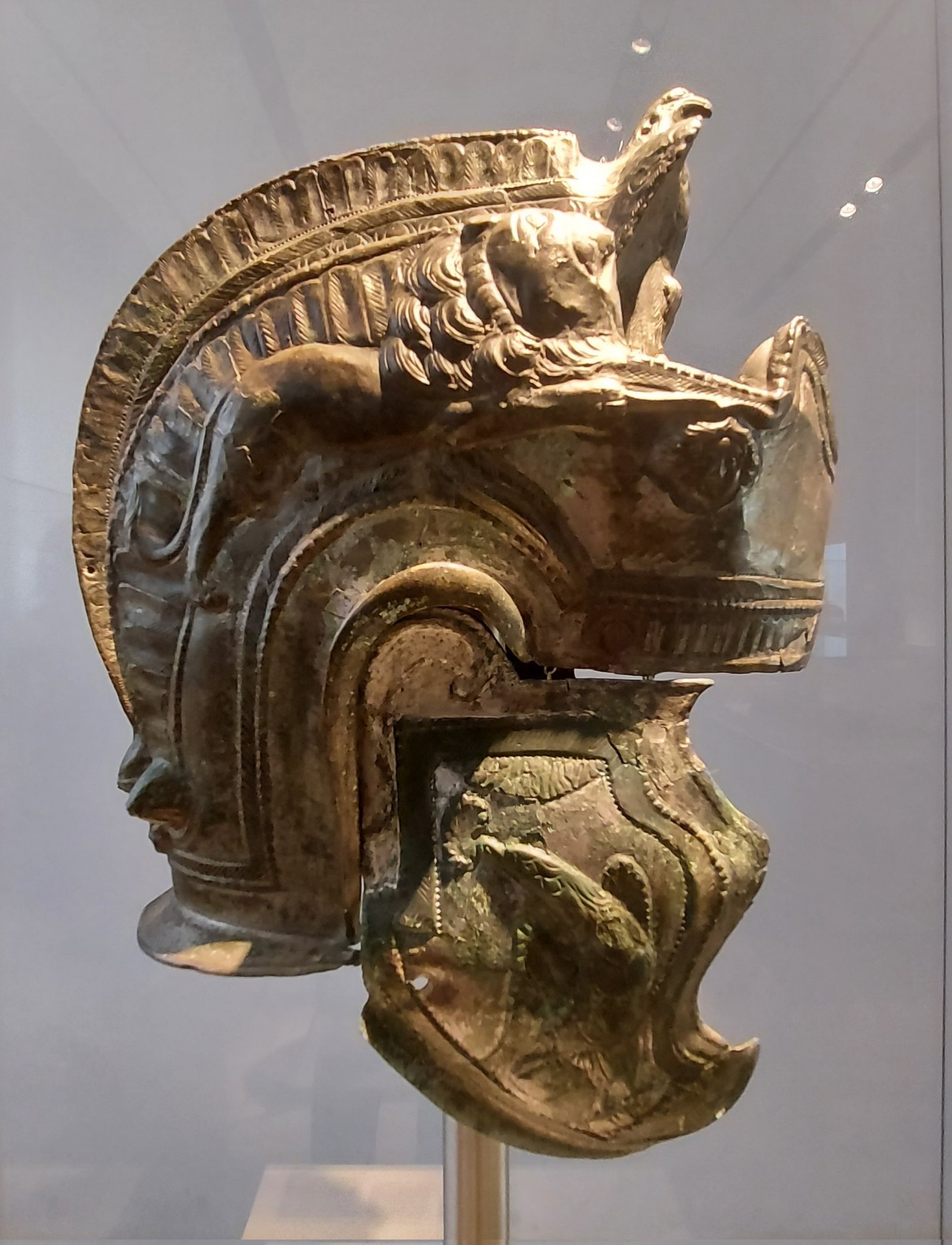 A Roman helmet found in Theilenhofen at the Upper German-Raetian Limes. Dating to the second half of the 2nd century AD.jpg