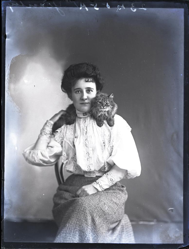 Lady and her marvelous cat, 1910.jpg