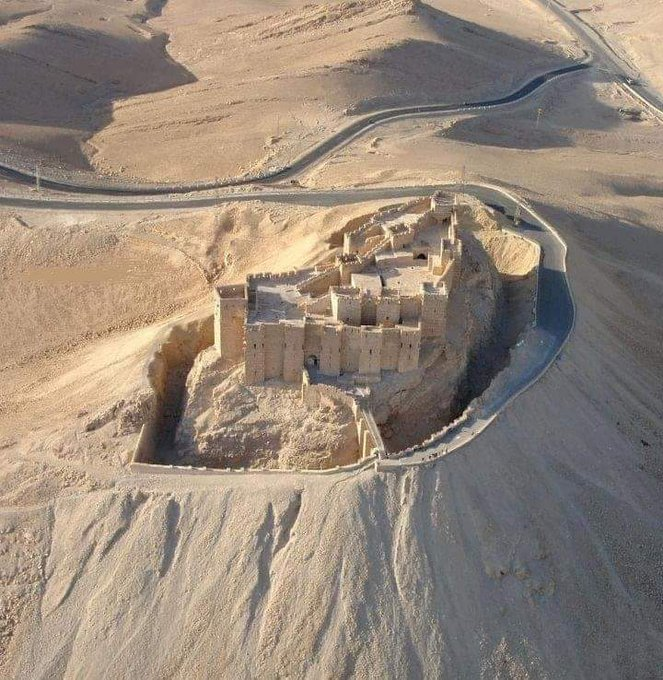 The 13th century Palmyra Castle, also known as Fakhr-al-Din al-Ma'ani Castle, Syria.png