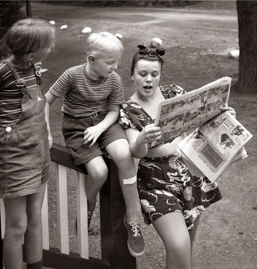 Reading the Comics, location unknown, 1942.jpg