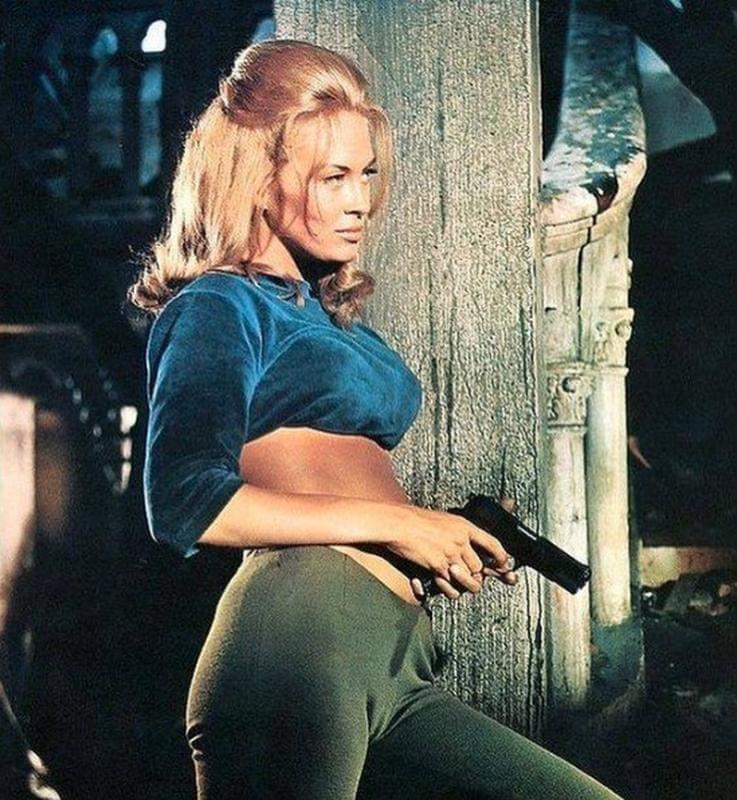 Faye Dunaway in The Happening 1967.jpg