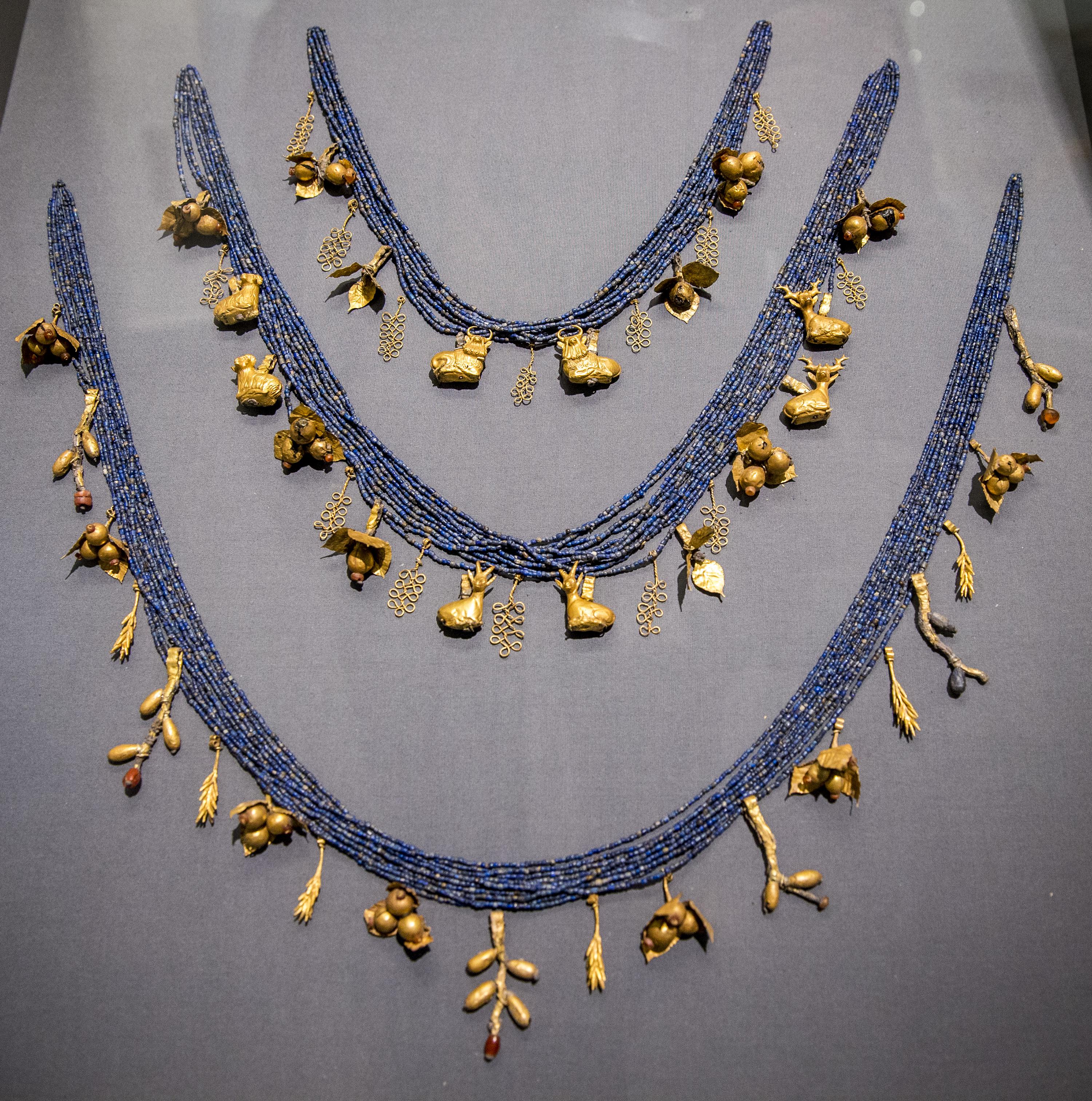 Diadems of Queen Puabi, made of gold and tiny lapis lazuli beads. From Iraq, c. 2600 BCE, now on display at the University of Pennsylvania Museum of Archaeology and Anthropology.jpg