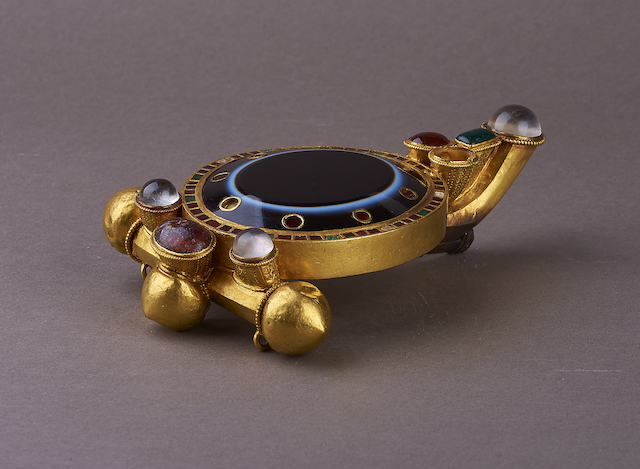 Gold, onyx, and rhinestone fibula, Hungary, 5th century, from The Hungarian National Museum.png