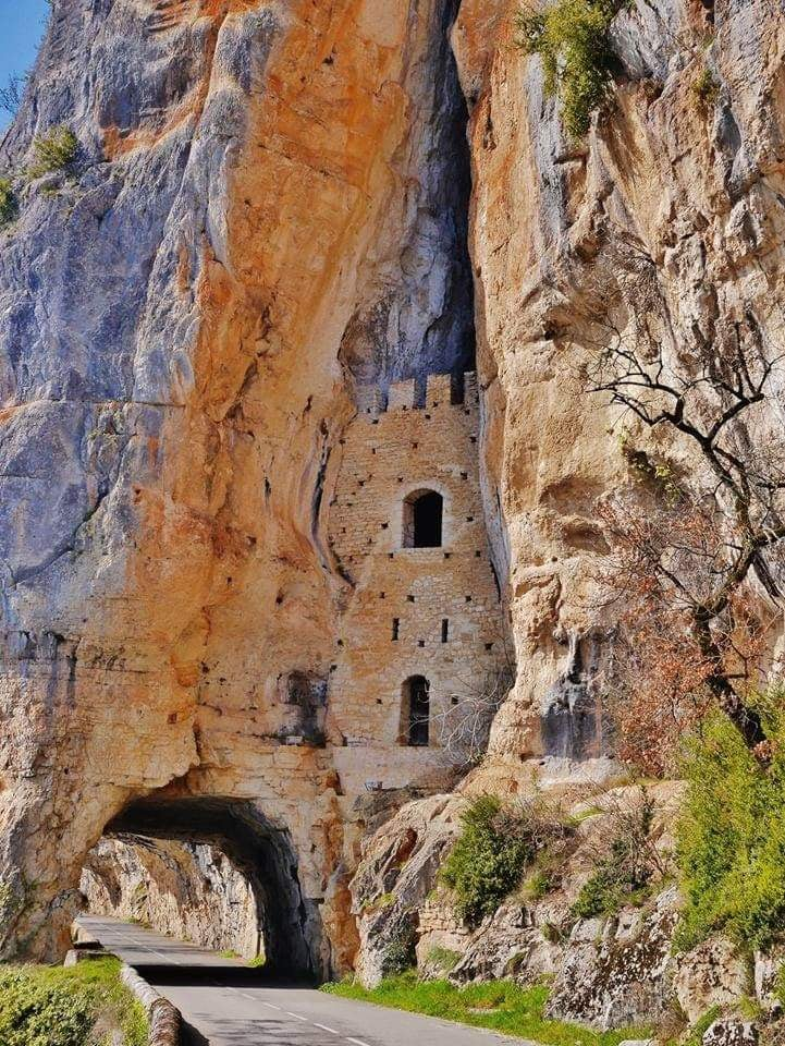 A 14th-century castle built in Bouzies, France during the Hundred Years' War.png