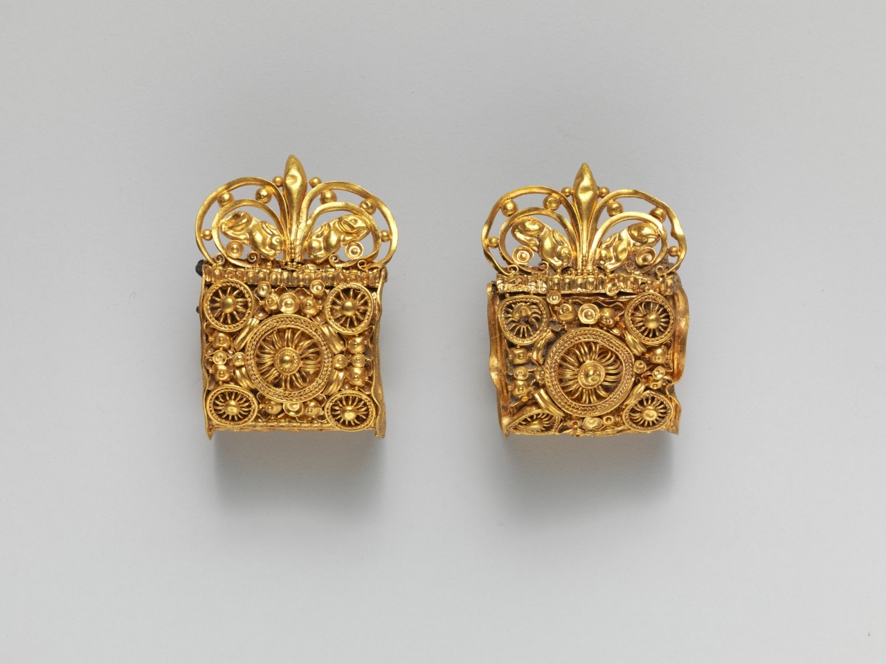 Etruscan Gold earrings, 6th century BC, from The Metropolitan Museum of Art.jpg