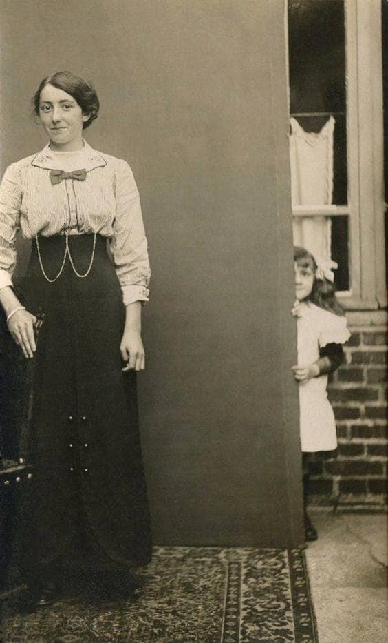 Adorable photobombing in 1910.jpg