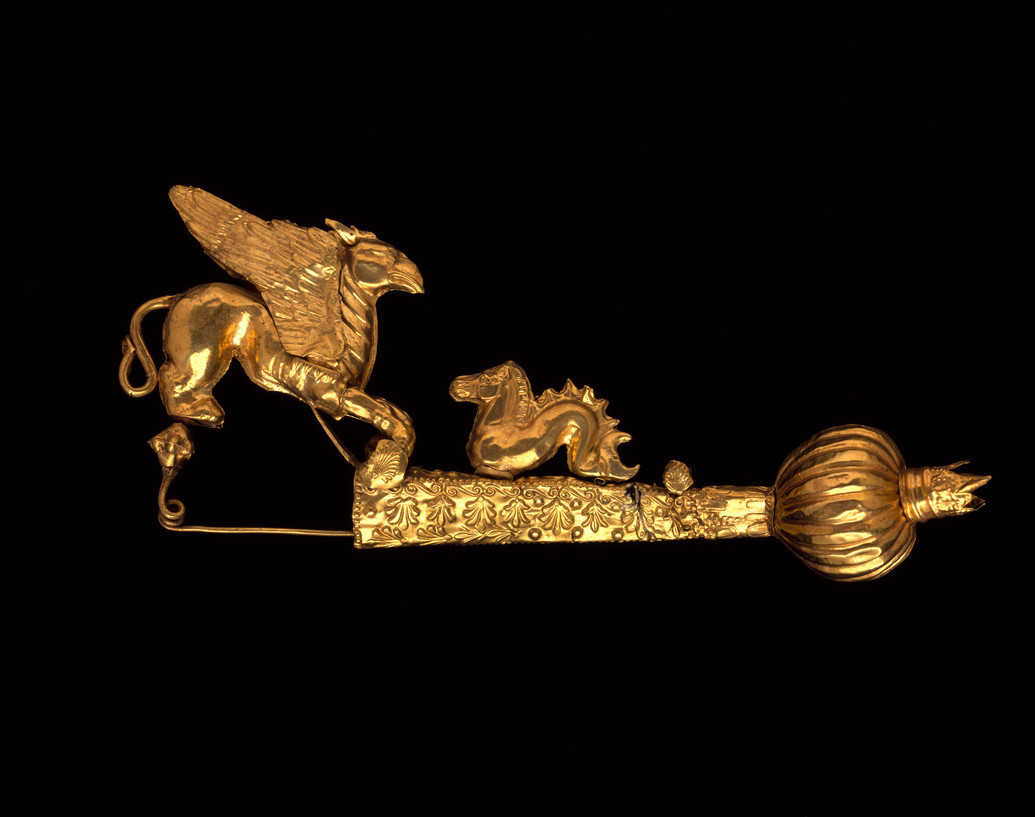 Scythian gold fibula (clasp), 425-400 BC from The Birmingham Museums Trust.jpg