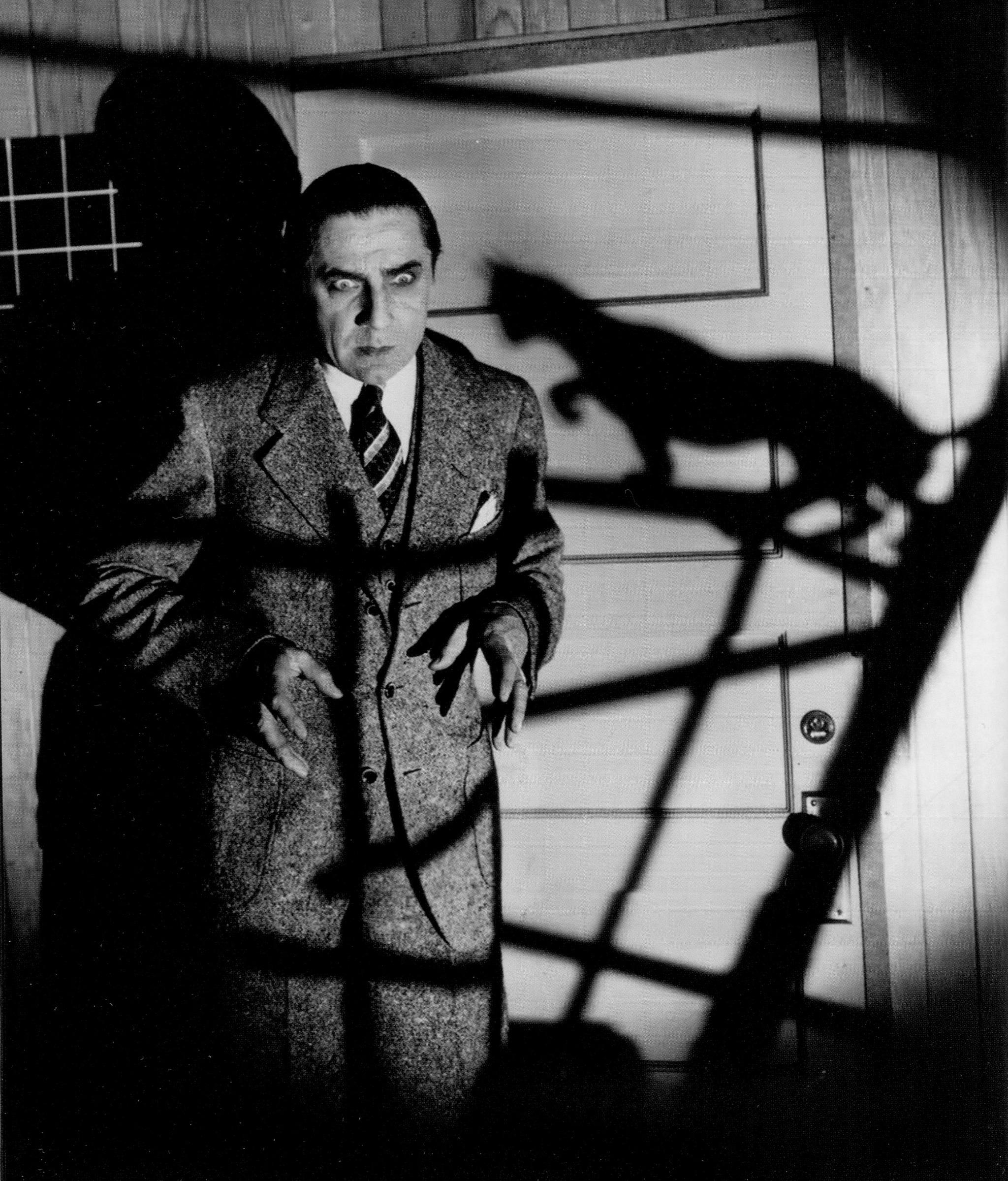 Bela Lugosi in a publicity photo for The Black Cat (1934).jpg