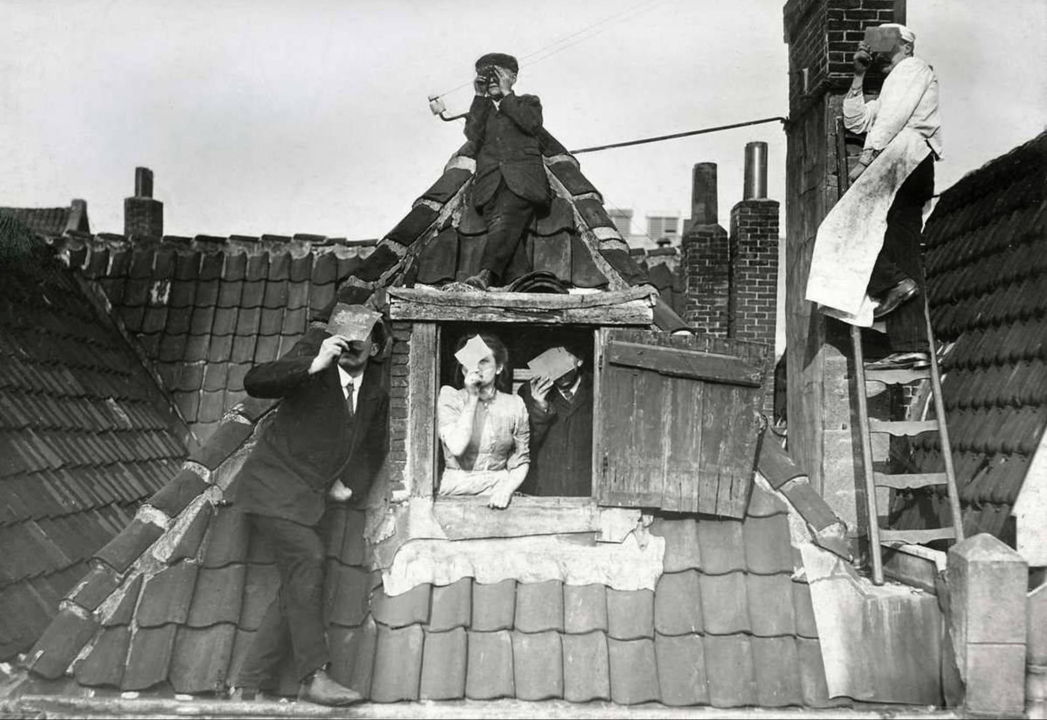 Watching a solar eclipse from a rooftop in Rotterdam, Netherlands, April 17, 1912.jpg