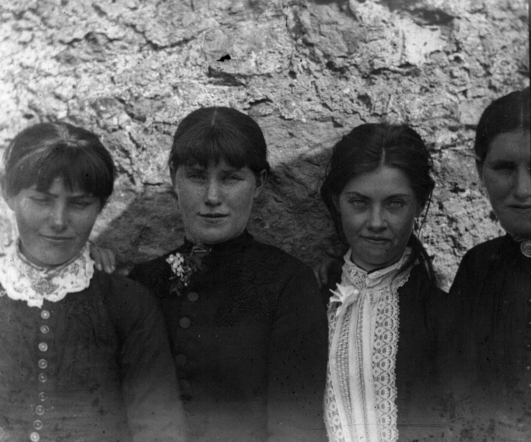 1889 - The O’Halloran sisters, armed with poles and boiling water, fended off the officers evicting their family during the Irish Land War..jpg