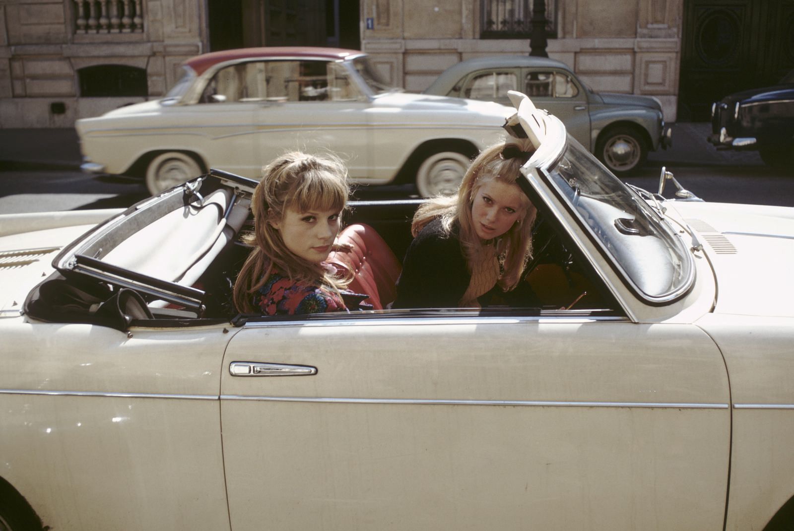 Catherine Deneuve and Françoise Dorleac between takes, during the filming of the 1962 movie Et Satan Conduit le Bal.jpg