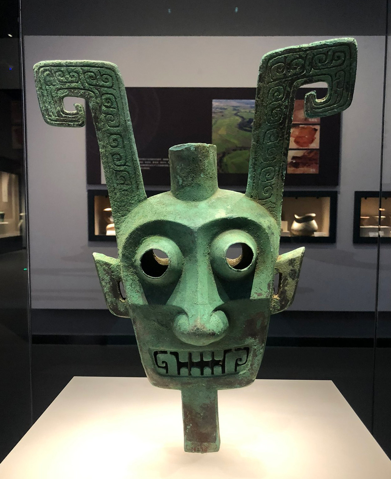 Bronze totem or standard shaped like a horned head. Dayangzhou, China, around 1200 BC.jpg
