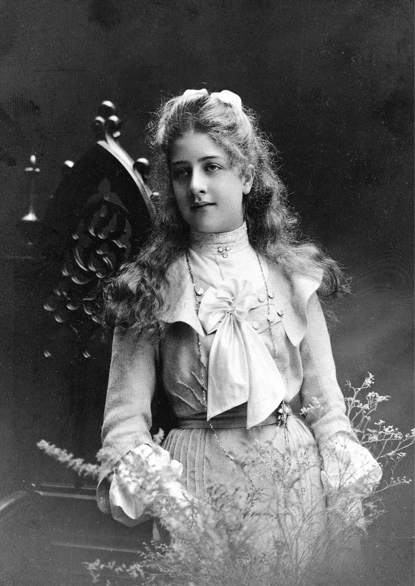 Mercédès Jellinek, daughter of automobile entrepreneur Emil Jellinek, and the namesake for Mercedes-Benz automobiles, 1900.jpg