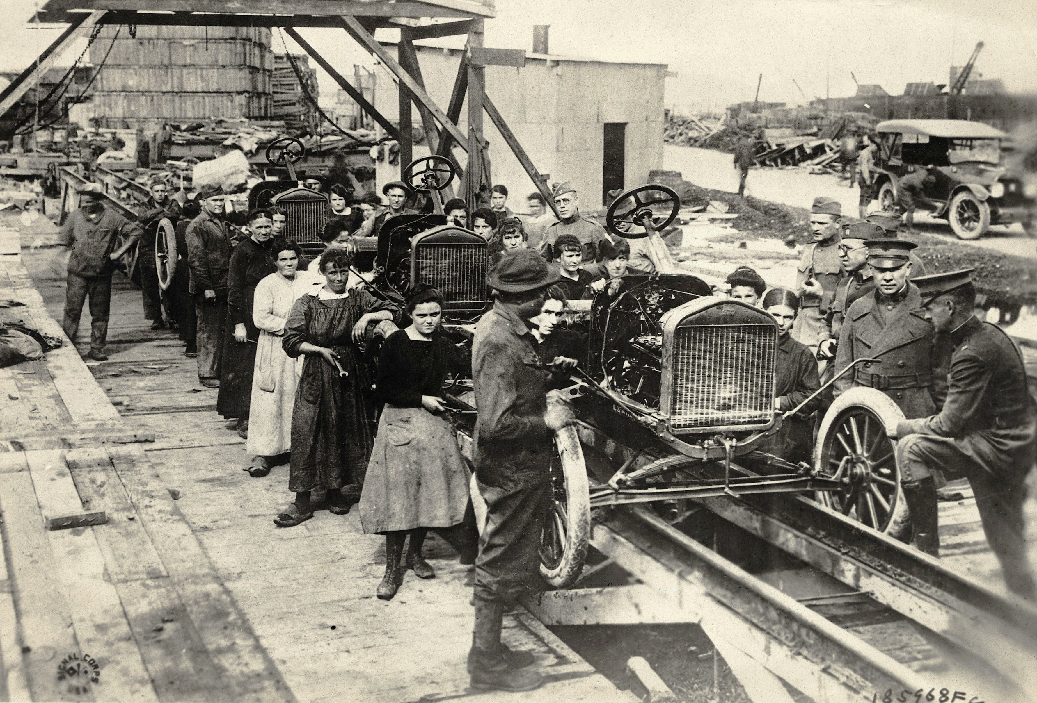 women working at outdoor Ford assembly line, 1910s.jpg