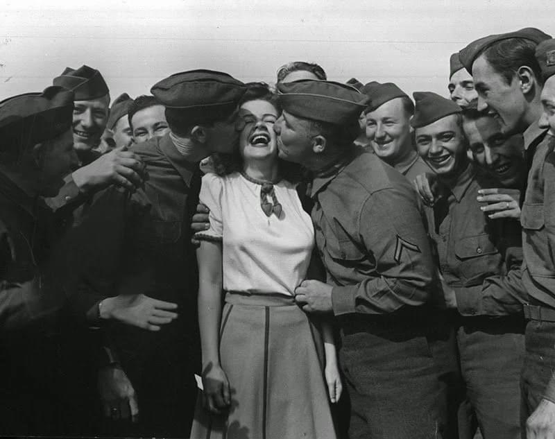 Actress Marilyn Hare set out to kiss 10,000 soldiers in order to raise the morale of troops fighting in WWII. On her first day she kissed 733 men, 1942.jpg