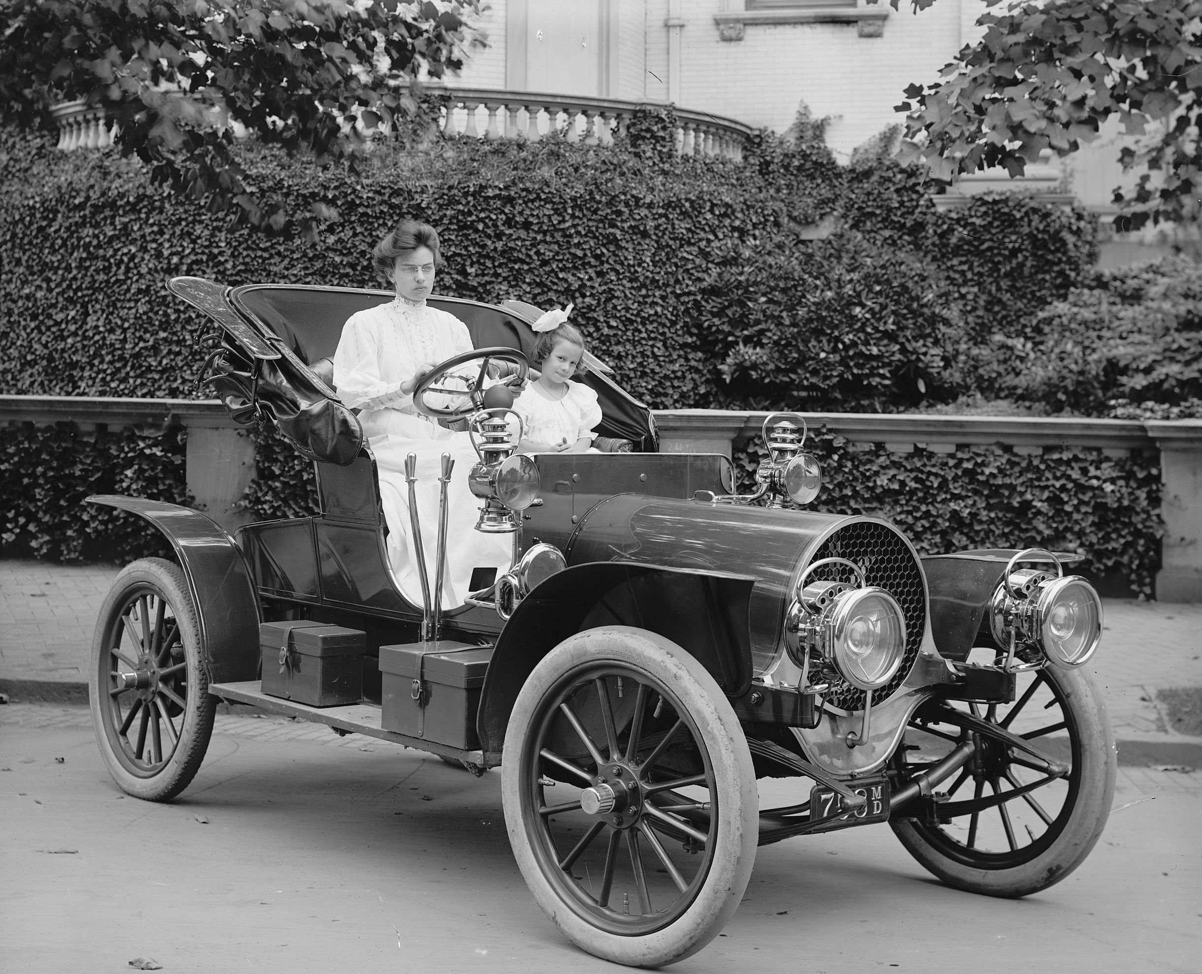 Going for a drive. 1906.jpg
