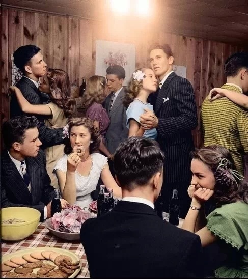 Teenage party, 1945.jpg