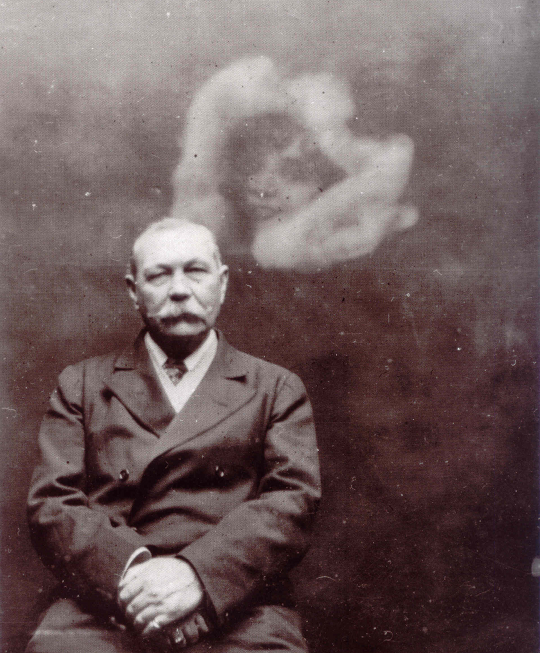 Spirit photograph taken of Sir Arthur Conan Doyle by Ada Deane, 1922.jpg