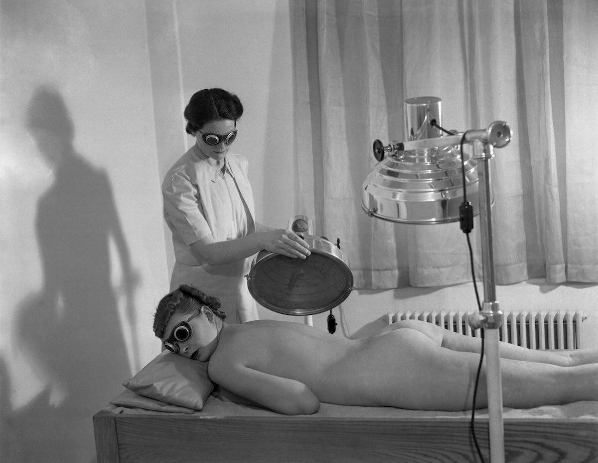 Old school tanning at Helena Rubinstein's Beauty Salon. New York, 1936.jpg