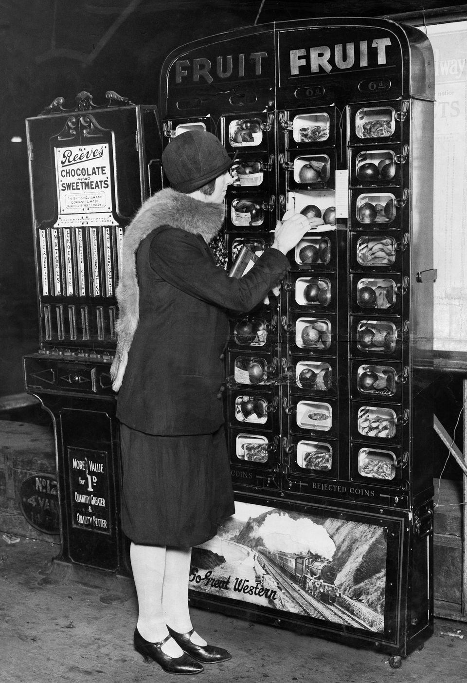 A Fruit Vending Machine in London 1920s.jpg