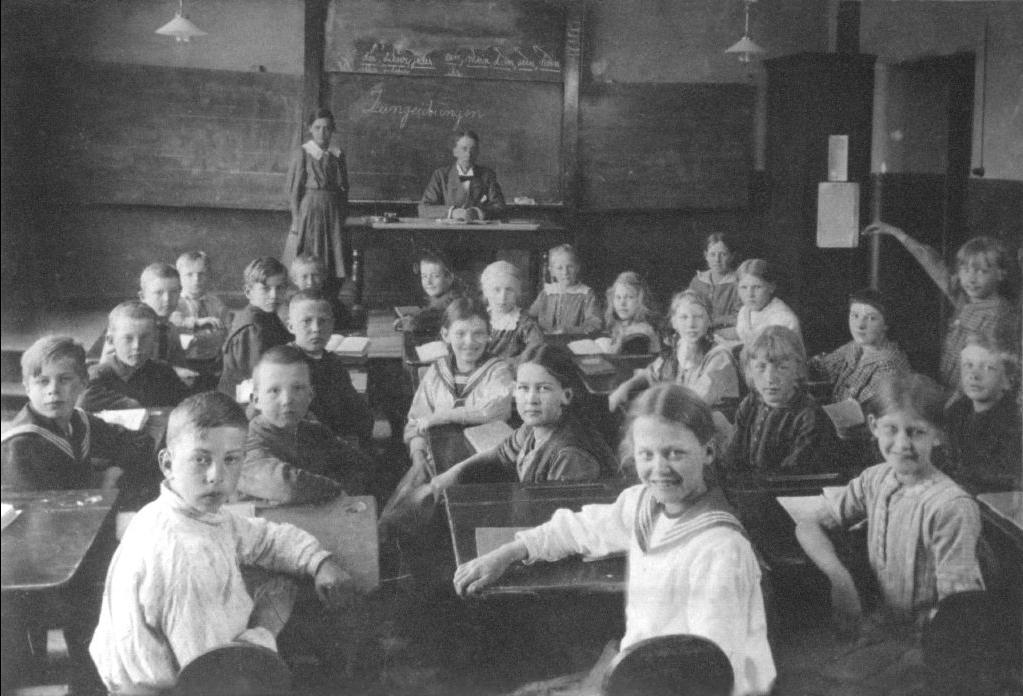 Астрид Линдгрен в школе (у стены справа с поднятой рукой).jpg