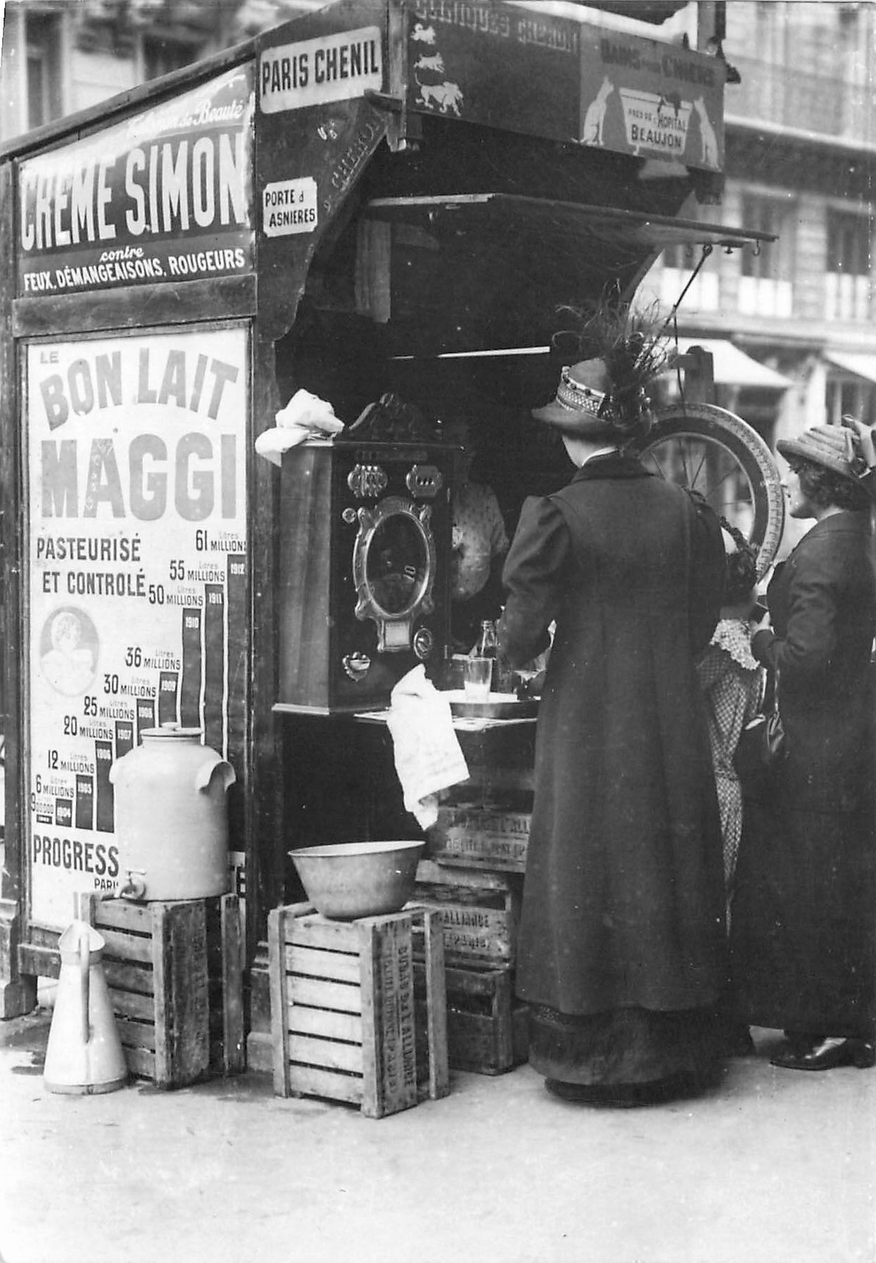 Automatic distributor of fresh milk, Paris, France, 1900.jpg