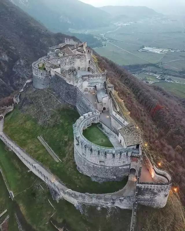 Beseno Castle, fortress occupying top of whole hill, in dominant position over Adige Valley, Italy.jpg
